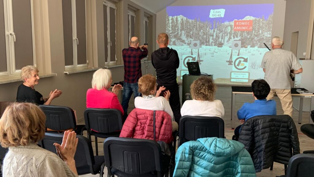 Seniorzy na szkolnej strzelnicy wirtualnej